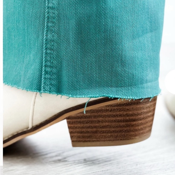 Judy Blue Breakfast at Tiffany's Topaz High Rise Tummy Control Flare Jeans - Picture 6 of 6